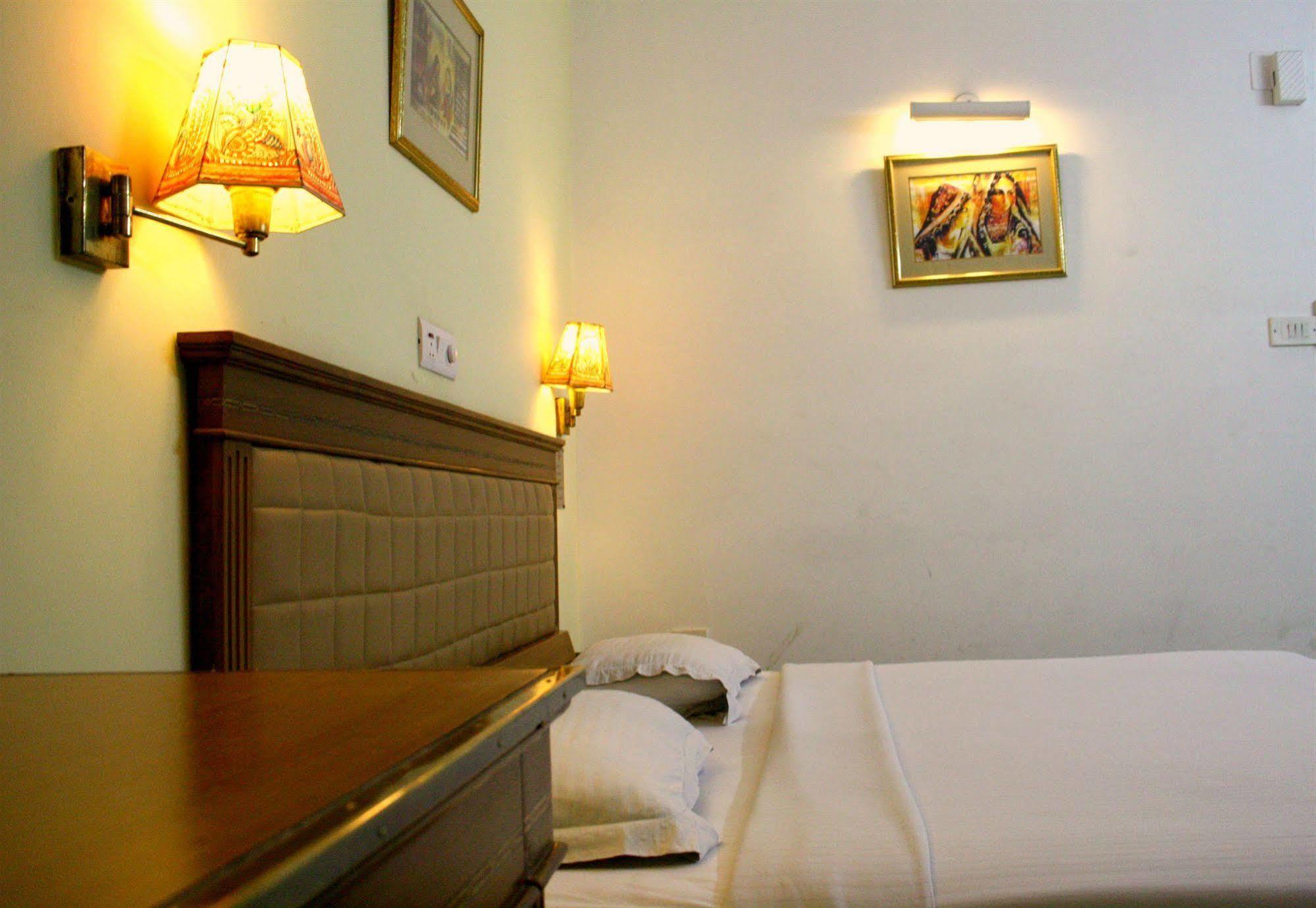Hotel Pooja Palace Neu-Delhi Exterior foto